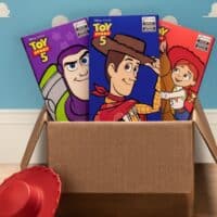 Embalagens de chocolates da Cacau Show com personagens de Toy Story 5 em uma caixa de papelão