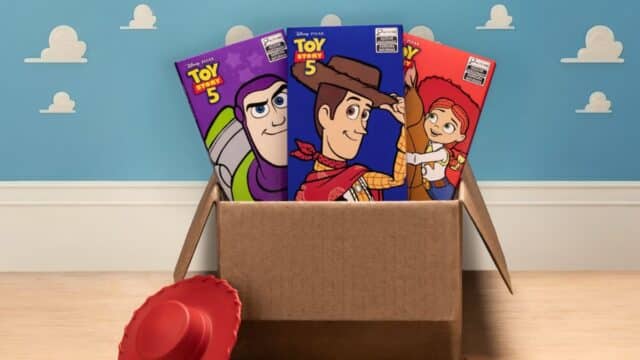 Embalagens de chocolates da Cacau Show com personagens de Toy Story 5 em uma caixa de papelão