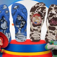 Chinelos Havaianas com estampas de Toy Story 5, incluindo Woody, Buzz Lightyear e Jessie, em destaque na coleção infantil e adulta.