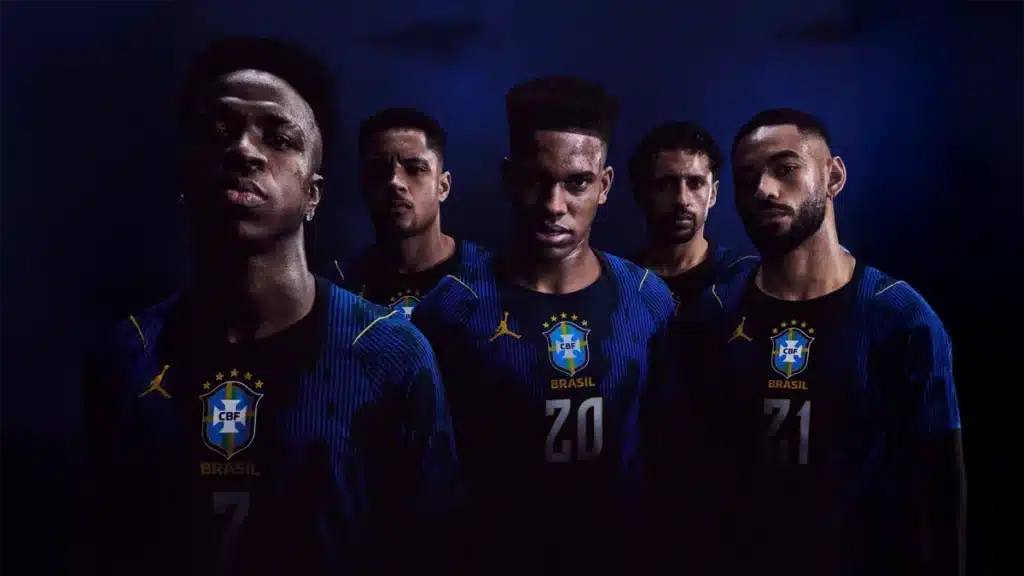 Time do Brasil em uniforme azul, com jogadores iluminados ao fundo, tema da Copa do Mundo FIFA 2026