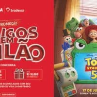 Arte da Promoção Amigos em Milão do Bradesco e Visa, inspirada em Toy Story 5.