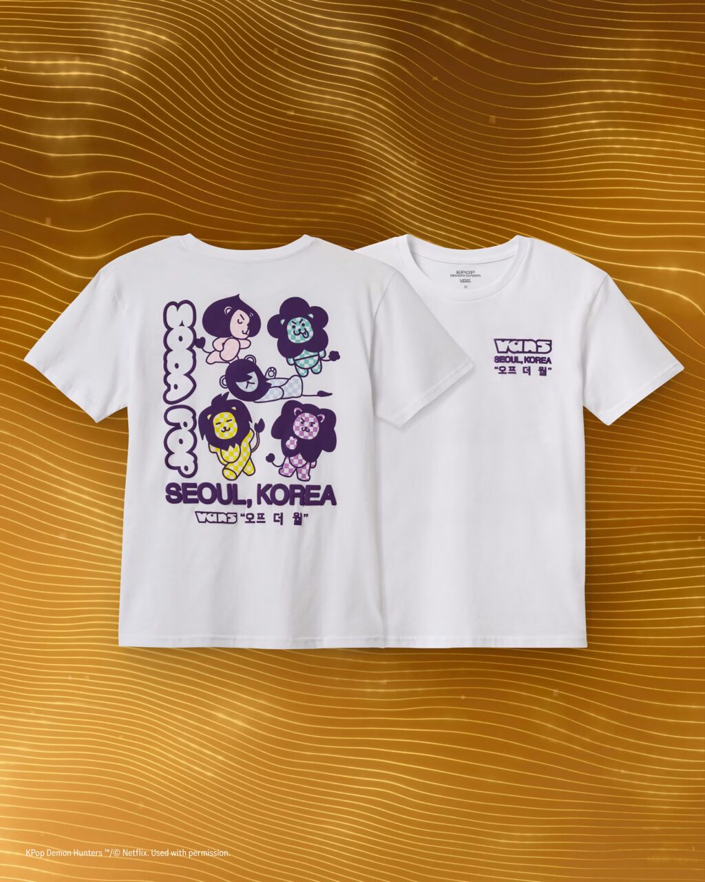 Camisetas brancas da Vans com estampa “Seoul, Korea”, em parceria com “Guerreiras do K-Pop”, sobre fundo dourado