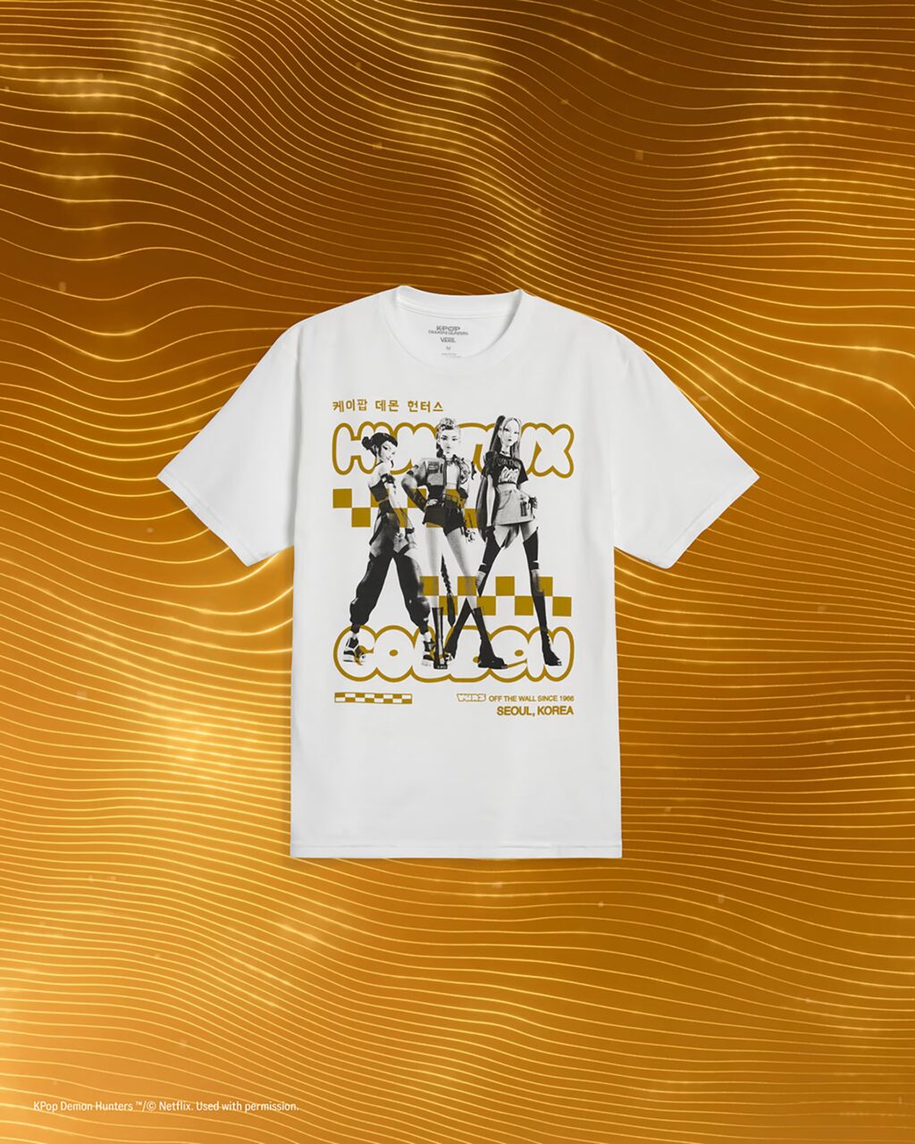 Camiseta branca da Vans com estampa das Guerreiras do K-Pop e texto “Seoul, Korea” ao fundo amarelo