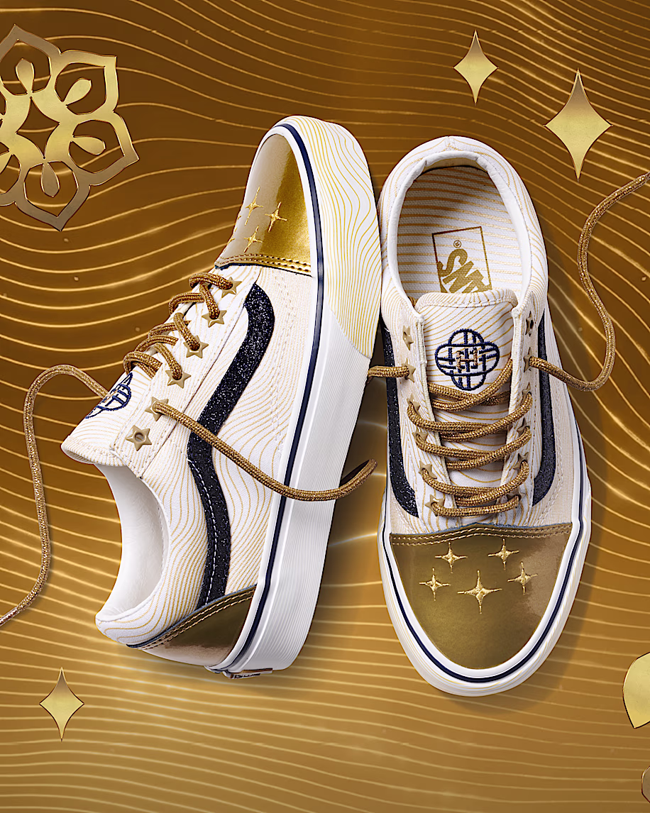 Tênis VANS Old Skool dourado e branco para kids com cadarço, estampa temática e estrelas na lateral