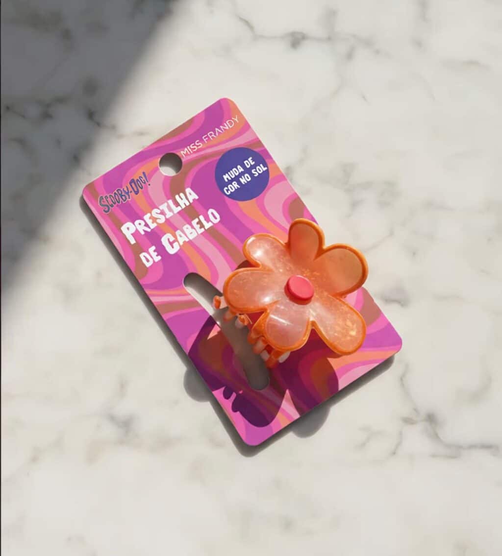 Embalagem da Miss Frandy com presilha de cabelo em flor laranja e rosa, tema Scooby-Doo.
