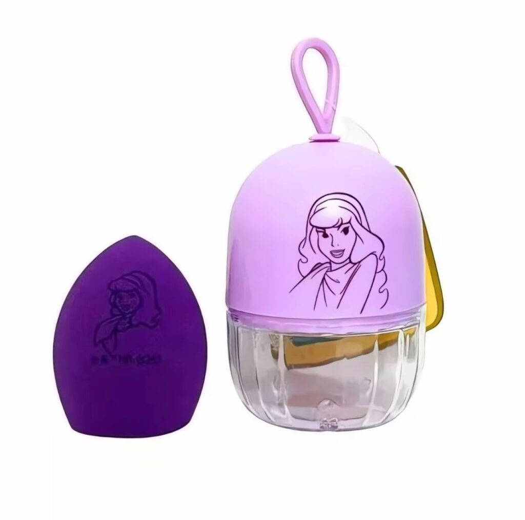 Acessório tipo necessaire oval roxa e lilás com ícone de menina de cabelo ondulado, inspirado em Scooby-Doo