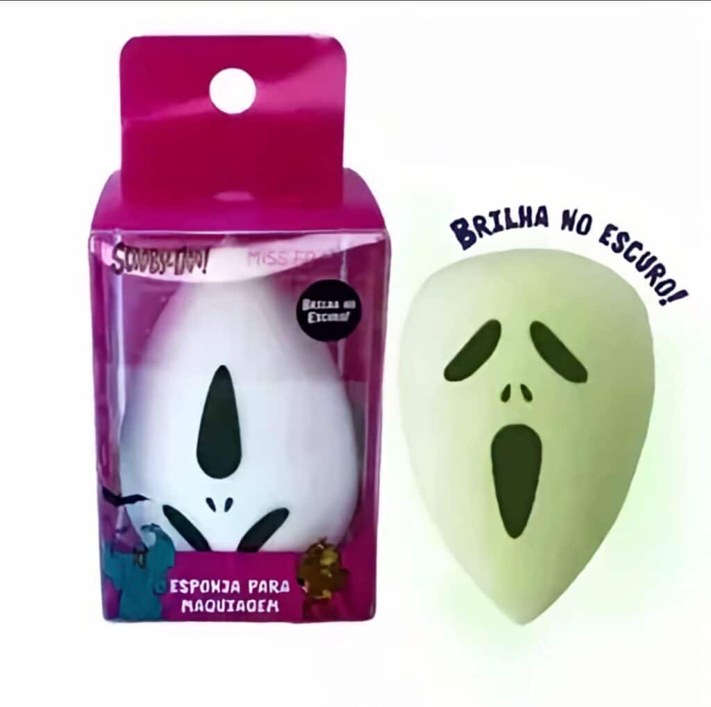 Acessório inspirado em Scooby-Doo com máscara fantasma verde e embalagem pink “Brilha no Escuro”.