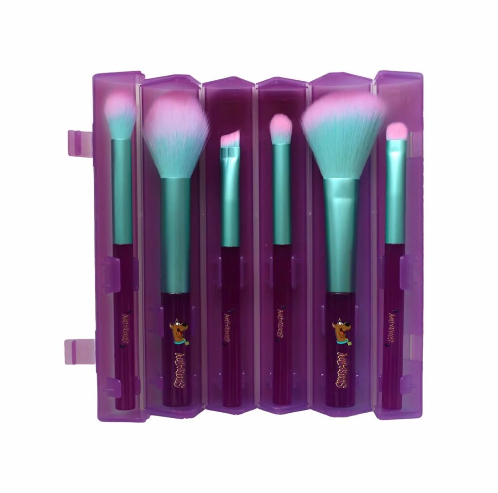 Kit de acessórios Scooby-Doo com pincéis coloridos em estojo roxo, com detalhes do personagem.