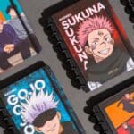 Cadernos com capas de animes de Jujutsu Kaisen, exibidos na coleção oficial Abyara Graf.