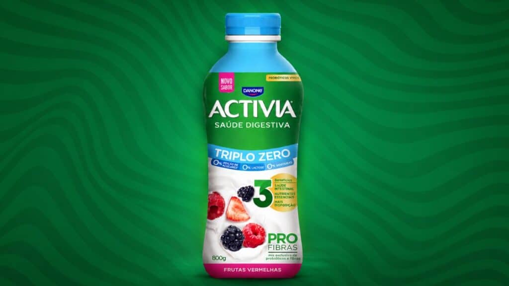 Embalagem de Activia Triplo Zero com sabor Frutas Vermelhas, 3 g de fibras.