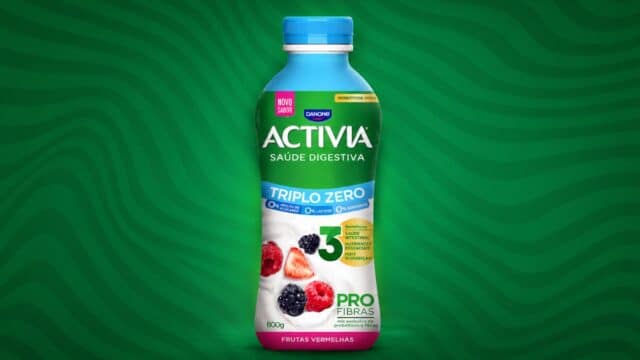 Embalagem de Activia Triplo Zero com sabor Frutas Vermelhas, 3 g de fibras.