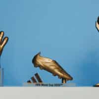 Troféus individuais adidas para a Copa do Mundo FIFA 2026: Bola de Ouro, Chuteira de Ouro e Luva de Ouro.
