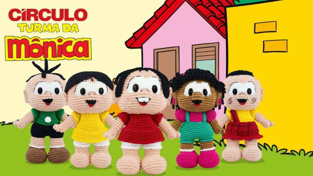 Amigurumi Turma da Mônica da Círculo Amigurumis da Turma da Mônica em fundo com ilustração de casa, promovendo coleção licenciada da Círculo