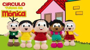 Amigurumi Turma da Mônica da Círculo Amigurumis da Turma da Mônica em fundo com ilustração de casa, promovendo coleção licenciada da Círculo