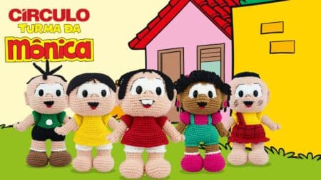 Amigurumi Turma da Mônica da Círculo Amigurumis da Turma da Mônica em fundo com ilustração de casa, promovendo coleção licenciada da Círculo