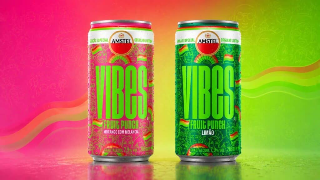 Amstel Vibes Pride: latas especiais LGBTQIAPN+ Duas latas Amstel Vibes Pride, uma rosa e outra verde, em fundo com gradiente colorido, com tema LGBTQIAPN+.