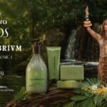 Cena promocional da linha Natura Ekos EQUILIBRIVM com frascos e creme ao lado de Anitta em um cenário com água e natureza.