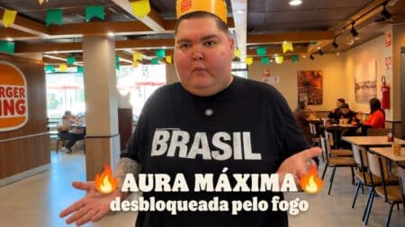 Promoção Aura de Fogo do Burger King: aura máxima e chamas Homem em loja do Burger King, com camiseta “BRASIL” e texto “AURA MÁXIMA”, ao lado de ilustração de chamas da promoção Aura de Fogo.