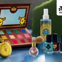 Linha de maquiagem Avon inspirada em Alice no País das Maravilhas com frascos e estojo de paleta ao lado da arte da Disney.