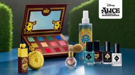 Linha de maquiagem Avon inspirada em Alice no País das Maravilhas com frascos e estojo de paleta ao lado da arte da Disney.
