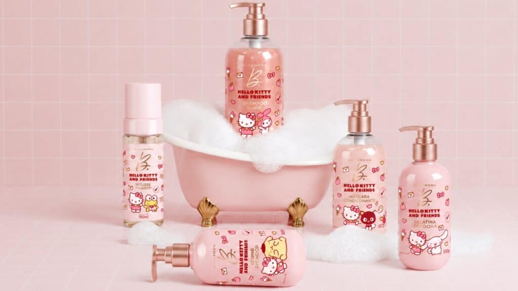 B. Hulmann Hello Kitty and Friends: cosméticos para cabelo Linha de cosméticos para cabelo B. Hulmann com temática Hello Kitty and Friends, em frascos rosa com bomba dosadora