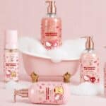 Linha de cosméticos para cabelo B. Hulmann com temática Hello Kitty and Friends, em frascos rosa com bomba dosadora