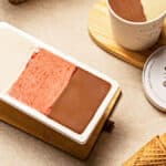 Pote de gelato e duas porções em bandeja com cones, tema Bacio em Dobro da Bacio di Latte.
