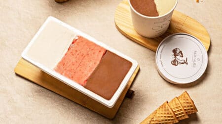 Bacio em Dobro com gelato e cones Pote de gelato e duas porções em bandeja com cones, tema Bacio em Dobro da Bacio di Latte.