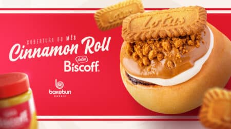 Cinnamon Roll da Bakebun com cobertura de Biscoff e biscoitos ao topo, em promoção de edição limitada.
