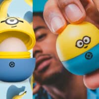 Hidratante labial da Beta em edição limitada com tema Minions, em embalagem amarela e azul sendo segurada na mão.