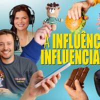 Capa do YouTube do episódio “A Influência dos Influenciadores”, com pessoas usando fones, celular e controle de videogame em fundo azul