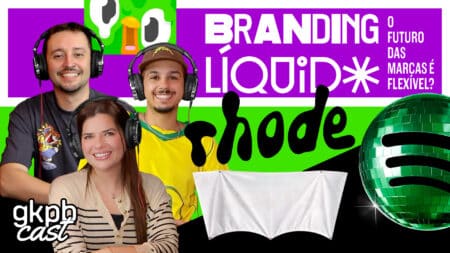 Capa branding líquido: marcas flexíveis Capa do vídeo sobre branding líquido, com pessoas em fone de ouvido e texto “BRANDING O FUTURO DAS MARCAS É FLEXÍVEL”