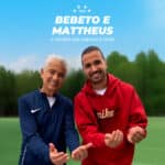 Bebeto e Matheus em campo de futebol, em campanha do Dia dos Pais Centauro.