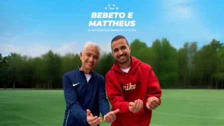 Bebeto e Matheus em campo de futebol, em campanha do Dia dos Pais Centauro.
