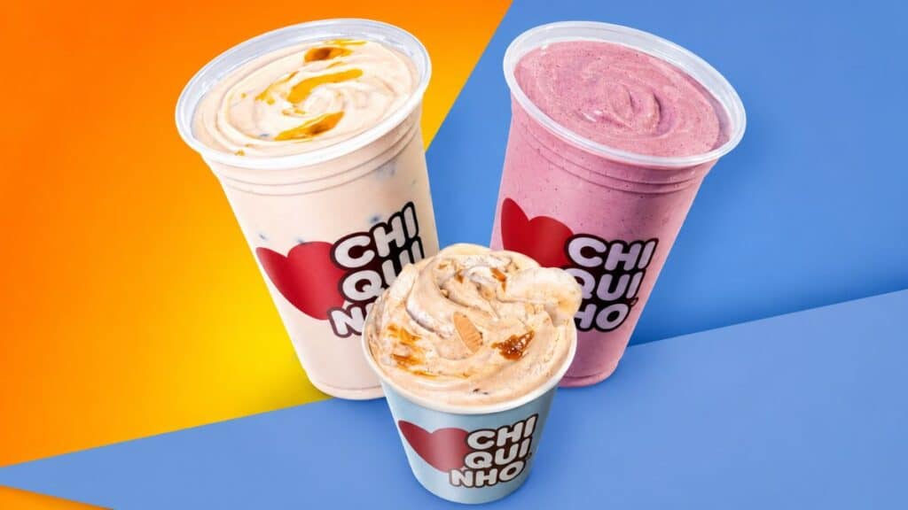 Chiquinho Growth: linha exclusiva de produtos proteicos Copos de produtos proteicos com sabores branco e rosa, da parceria Chiquinho e Growth.