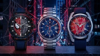 Relógios Citizen Homem-Aranha da coleção temática Três relógios Citizen temáticos do Homem-Aranha com mostradores azul, vermelho e metálico, em cenário futurista urbano