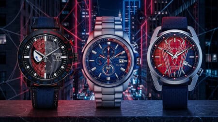 Relógios Citizen Homem-Aranha da coleção temática Três relógios Citizen temáticos do Homem-Aranha com mostradores azul, vermelho e metálico, em cenário futurista urbano