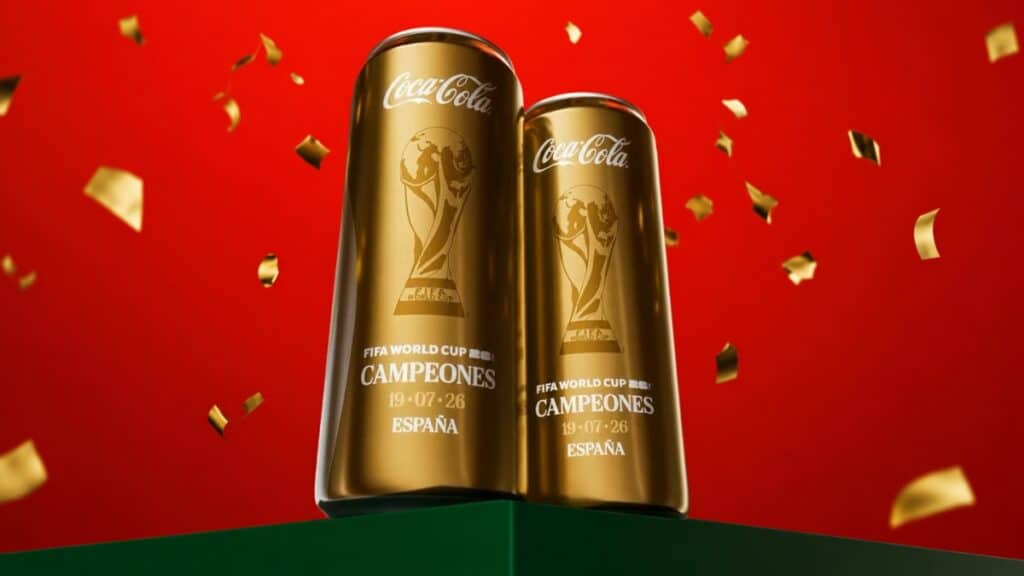 Coca-Cola latas douradas “Campeones España” edição limitada Duas latas douradas da Coca-Cola com a frase “Campeones España” em fundo vermelho com confetes.