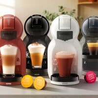 Máquina NESCAFÉ Dolce Gusto Mini Me 2.0 em diferentes cores com cápsulas na bancada da cozinha