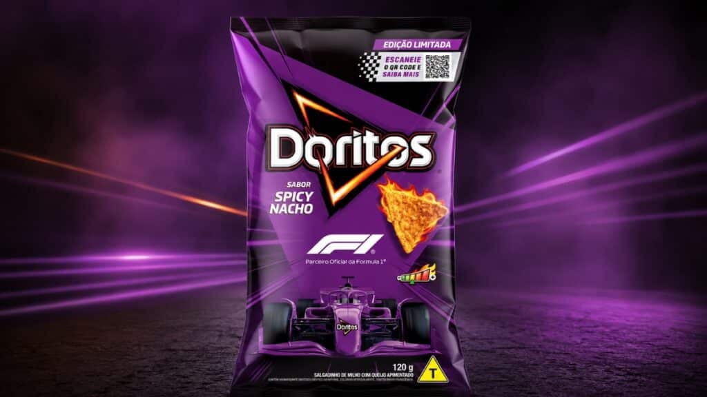 Doritos Spicy Nacho edição limitada Embalagem de Doritos Spicy Nacho em edição limitada, com fundo roxo e luzes em chamas ao lado