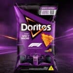 Embalagem de Doritos Spicy Nacho em edição limitada, com fundo roxo e luzes em chamas ao lado