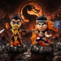 Bonecos estilo colecionável de Mortal Kombat em estilo chibi, com logo de dragão ao fundo e cenário sombrio