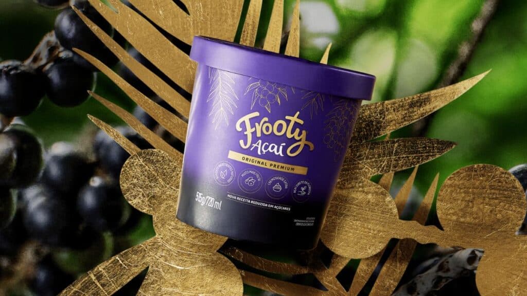 Pote Frooty Premium sabor açaí com fundo verde e uvas, representando linha premium com mais açaí e menos açúcares.