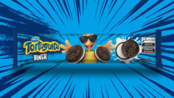 Tortuguita Black Arcor: biscoito recheado de cacau e baunilha Imagem do biscoito recheado Tortuguita Black da Arcor, com casquinhas e recheio de cacau e baunilha na embalagem azul