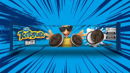 Tortuguita Black Arcor: biscoito recheado de cacau e baunilha Imagem do biscoito recheado Tortuguita Black da Arcor, com casquinhas e recheio de cacau e baunilha na embalagem azul
