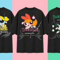 Três camisetas pretas da coleção Berzerk As Meninas Superpoderosas, com estampas das personagens e “Townsville”.