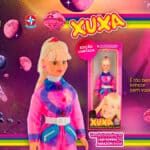 Boneca da Xuxa em edição limitada e numerada, com visual futurista rosa e azul metálico, em embalagem e cenário espacial