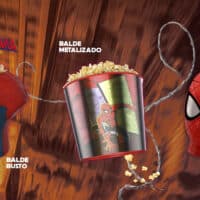 Imagem de colecionáveis do Homem-Aranha: um balde metalizado, copo Spider e máscara em fundo temático.