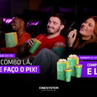 Propaganda do Cinesystem para o Dia do Amigo com combo e leva 2, pessoas com copos e pipoca no cinema.