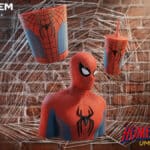 Colecionáveis do Cinesystem com Homem-Aranha: baldes em formato do busto e brinquedo do herói na teia.